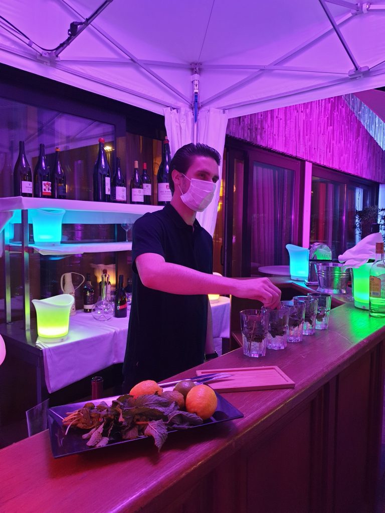 Serveur derrière le bar prépare 5 cocktails mojito