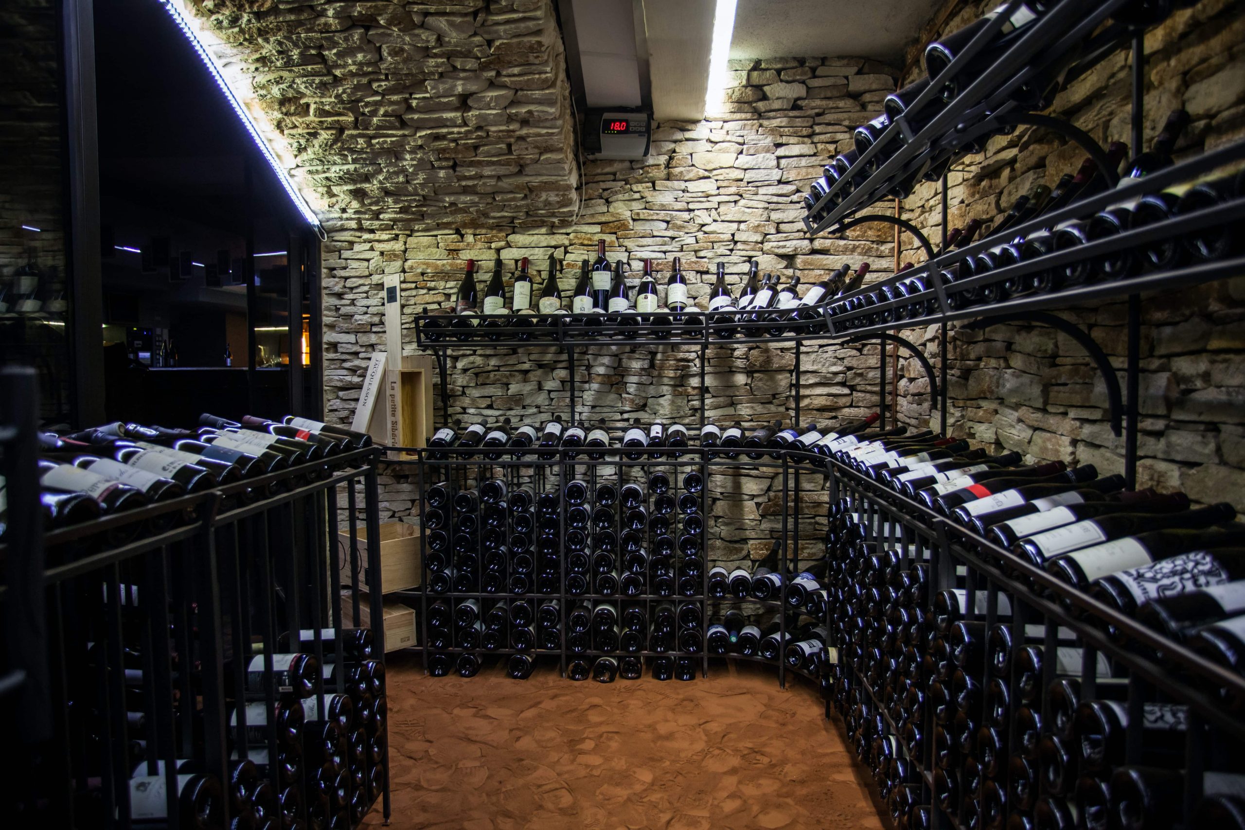La cave à vin avec toutes les bouteilles